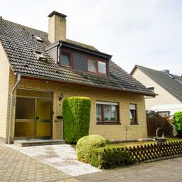 Rheinberg-Borth: Freistehendes Ein-/Zweifamilienhaus in guter Nachbarschaft