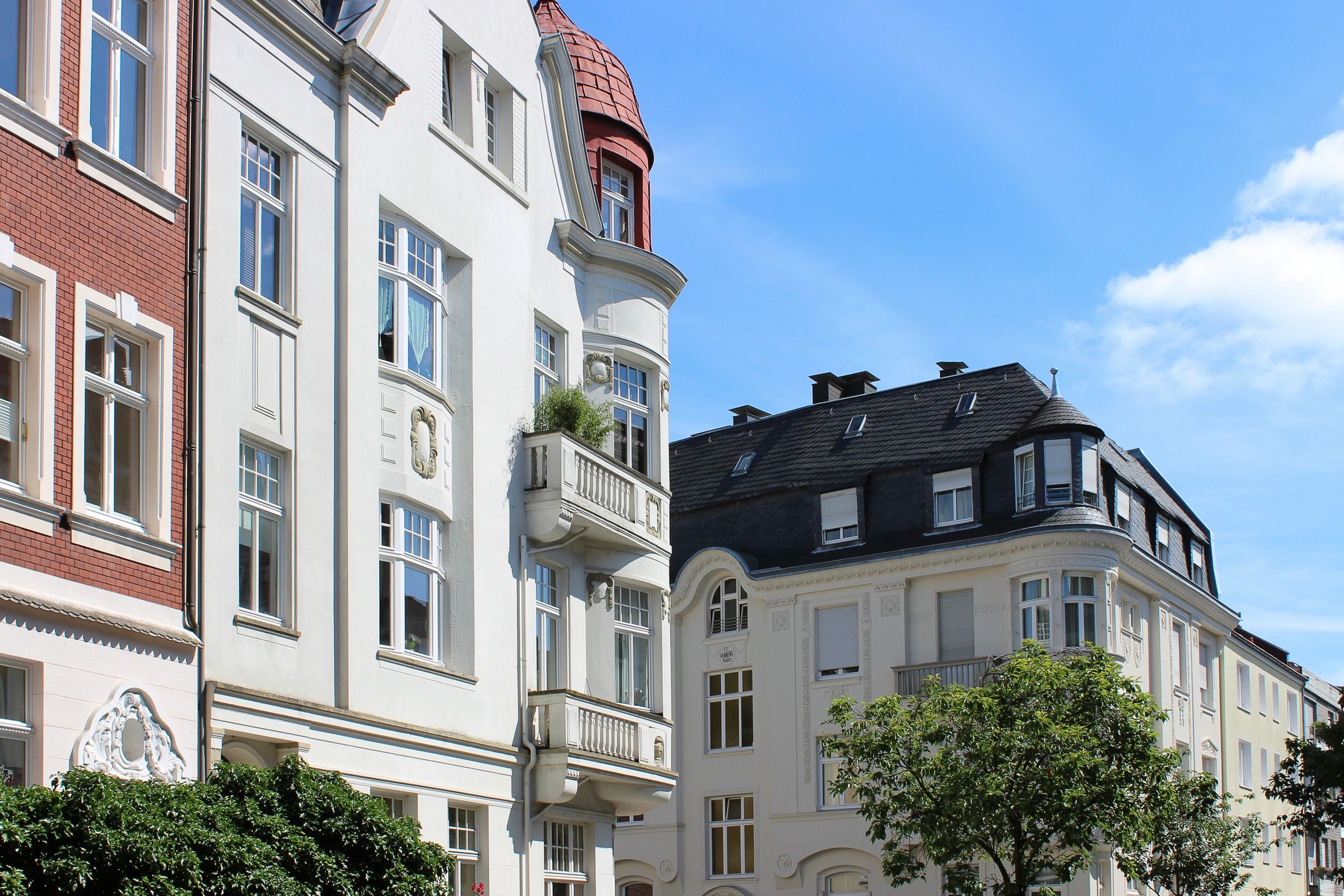 Repräsentative Altbauwohnhäuser mit Jugendstil-Fassaden in Münster.