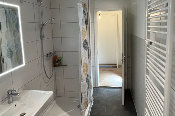 Lichtdurchflutete  2-Zimmer Souterrainwohnung