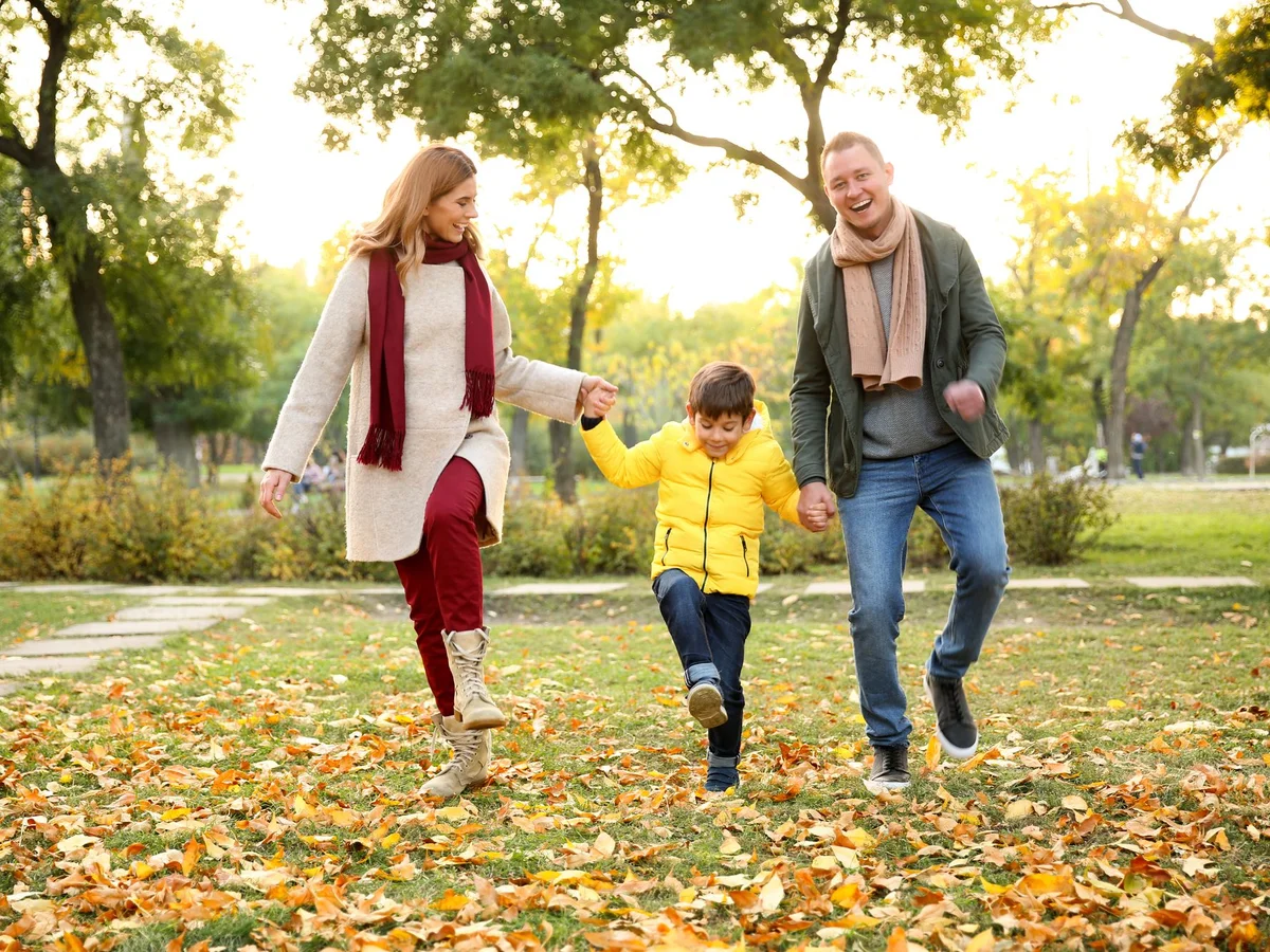 Familie beim Herbstspaziergang im Park