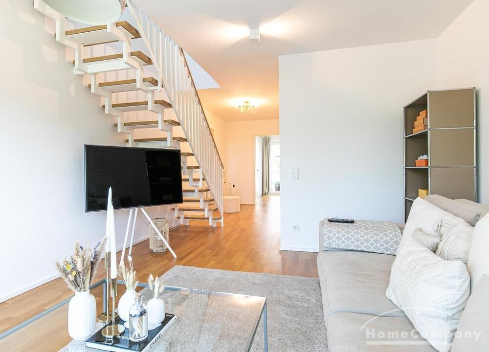 Wohnzimmer mit Treppe