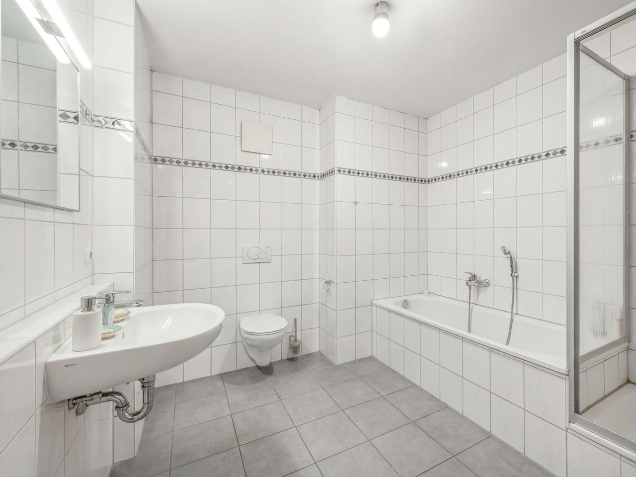 Badezimmer im Erdgeschoss  (Möbel entfernt)