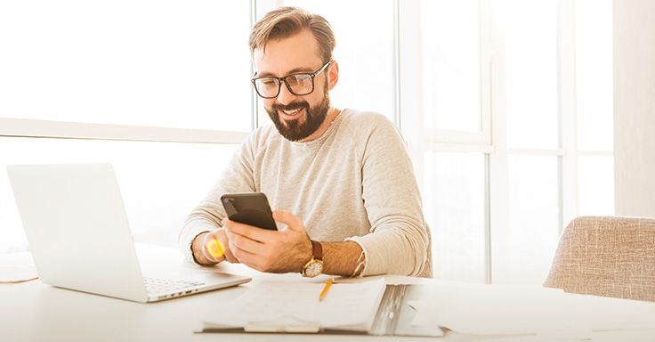 Mann erstellt eine Checkliste